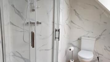 Doccia, asciugacapelli, asciugamani, sapone