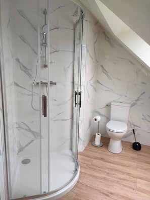 Doccia, asciugacapelli, asciugamani, sapone