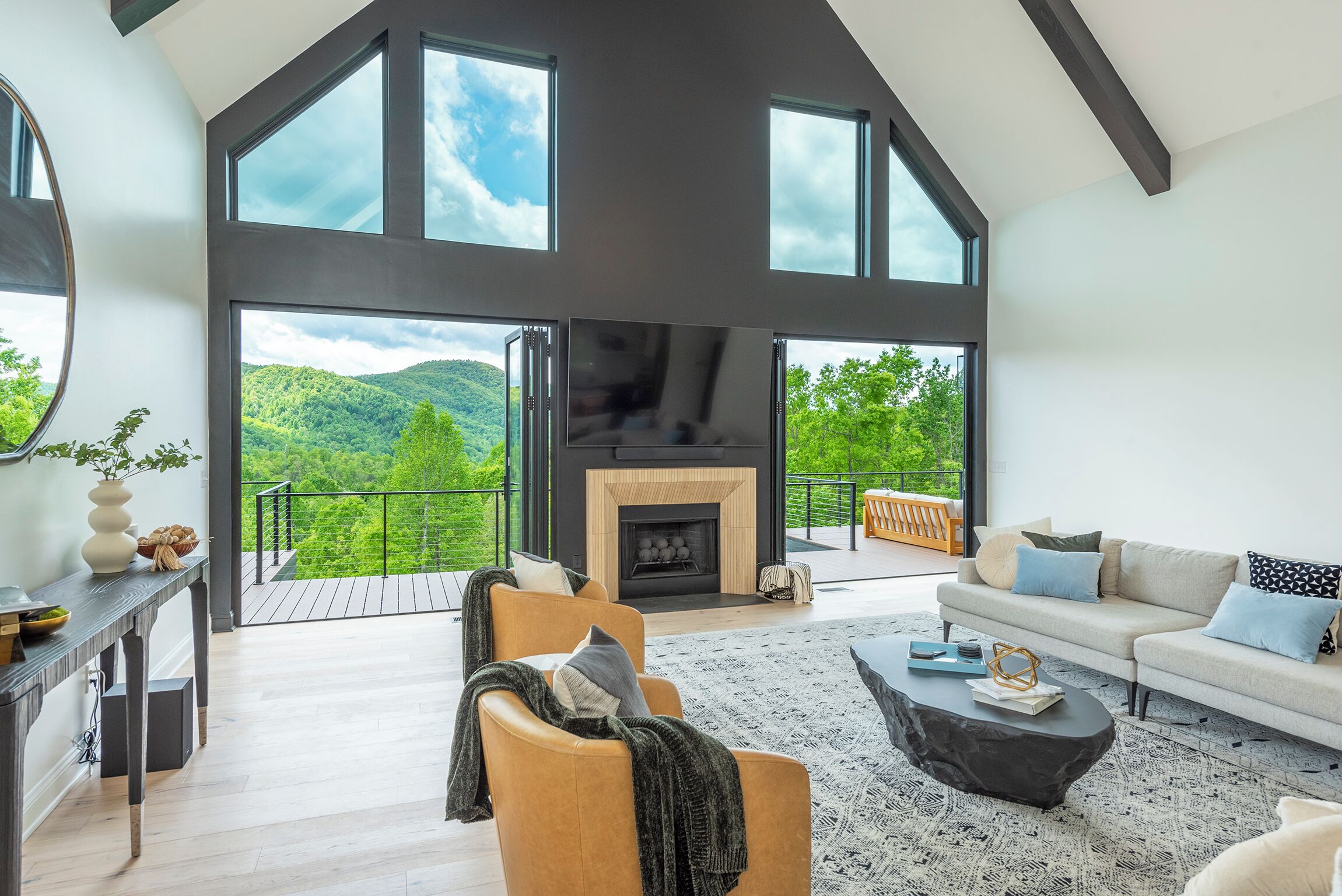 Smart-TV, Kamin, Videospiele, Tischfußball