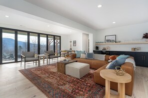 Smart TV, chimenea, videojuegos y futbolito 