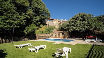 Una piscina al aire libre de temporada
