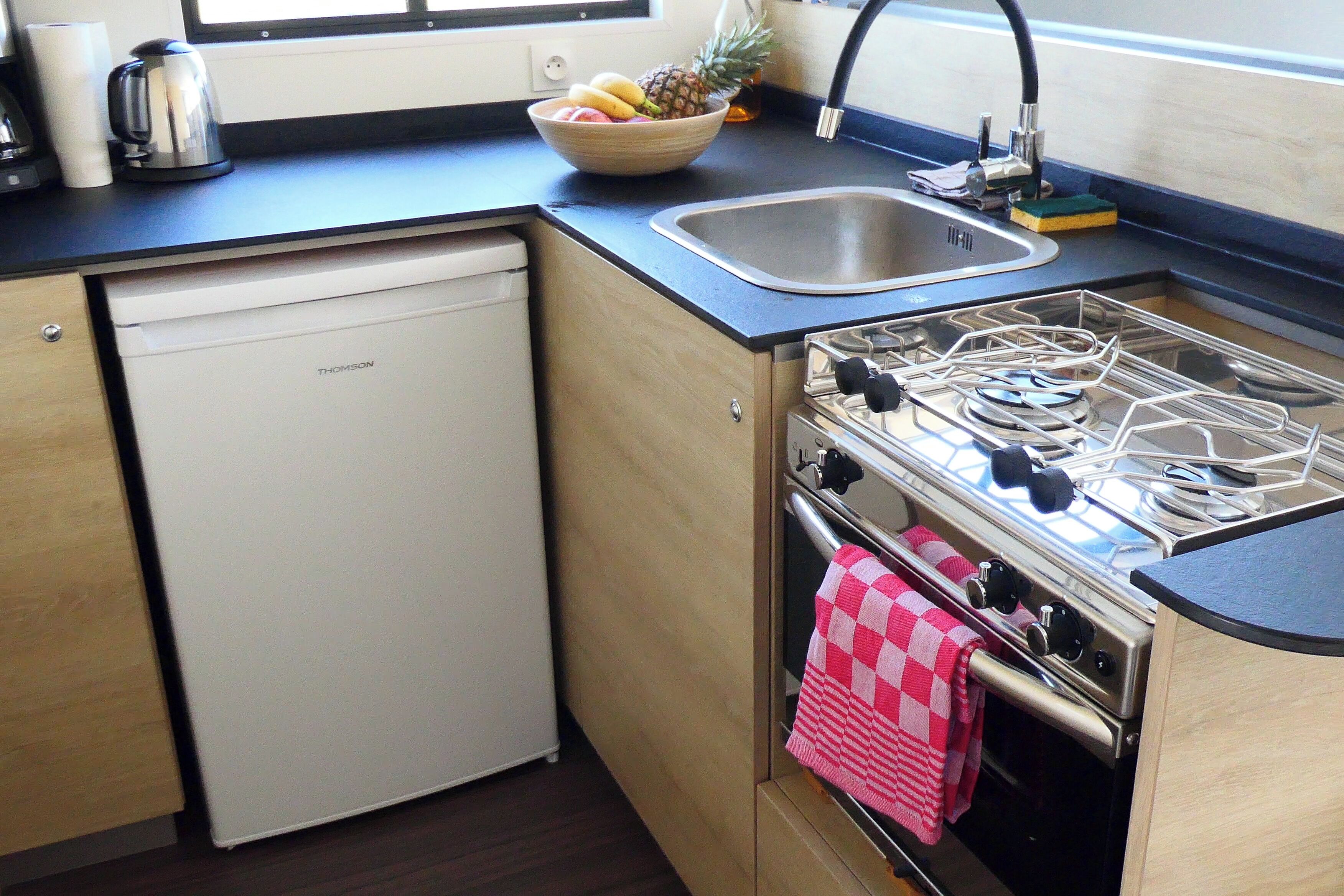 Réfrigérateur, four, plaque de cuisson, cafetière/bouilloire