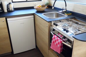 Refrigerador, horno, parrilla de estufa y cafetera y tetera 