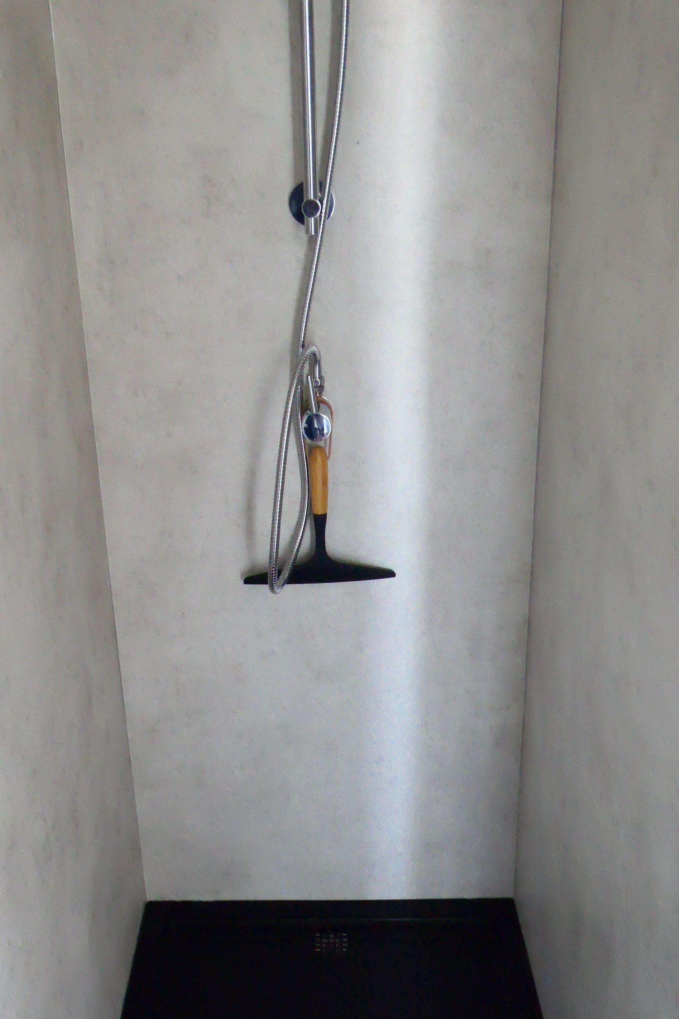 Ducha con cabezal de mano, manguera y llave de control.