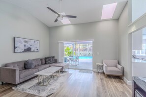 TV - Modern and Updated - Family Friendly Pool Villa Minutes to Disney. (Kissimmee)