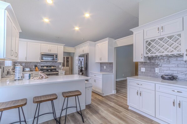 Fridge, microwave, oven, stovetop - Modern and Updated - Family Friendly Pool Villa Minutes to Disney. (Kissimmee)