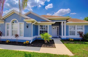 Exterior - Modern and Updated - Family Friendly Pool Villa Minutes to Disney. (Kissimmee)