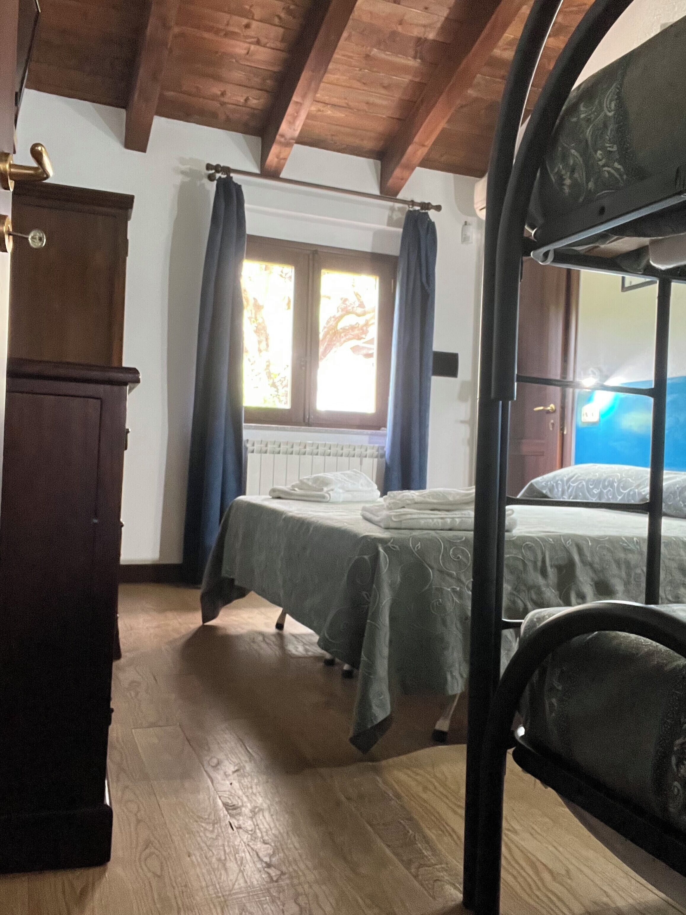 Quadrupla Basic, vista giardino | Copriletto in piuma, Wi-Fi gratuito, accesso in sedia a rotelle