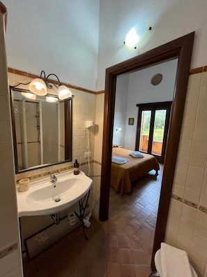 Classic Triple Room, Balcony, City View | Bathroom | Shower, free toiletries, hair dryer, towels - AGRITURISMO FEUDO GAGLIARDI (Calabria)