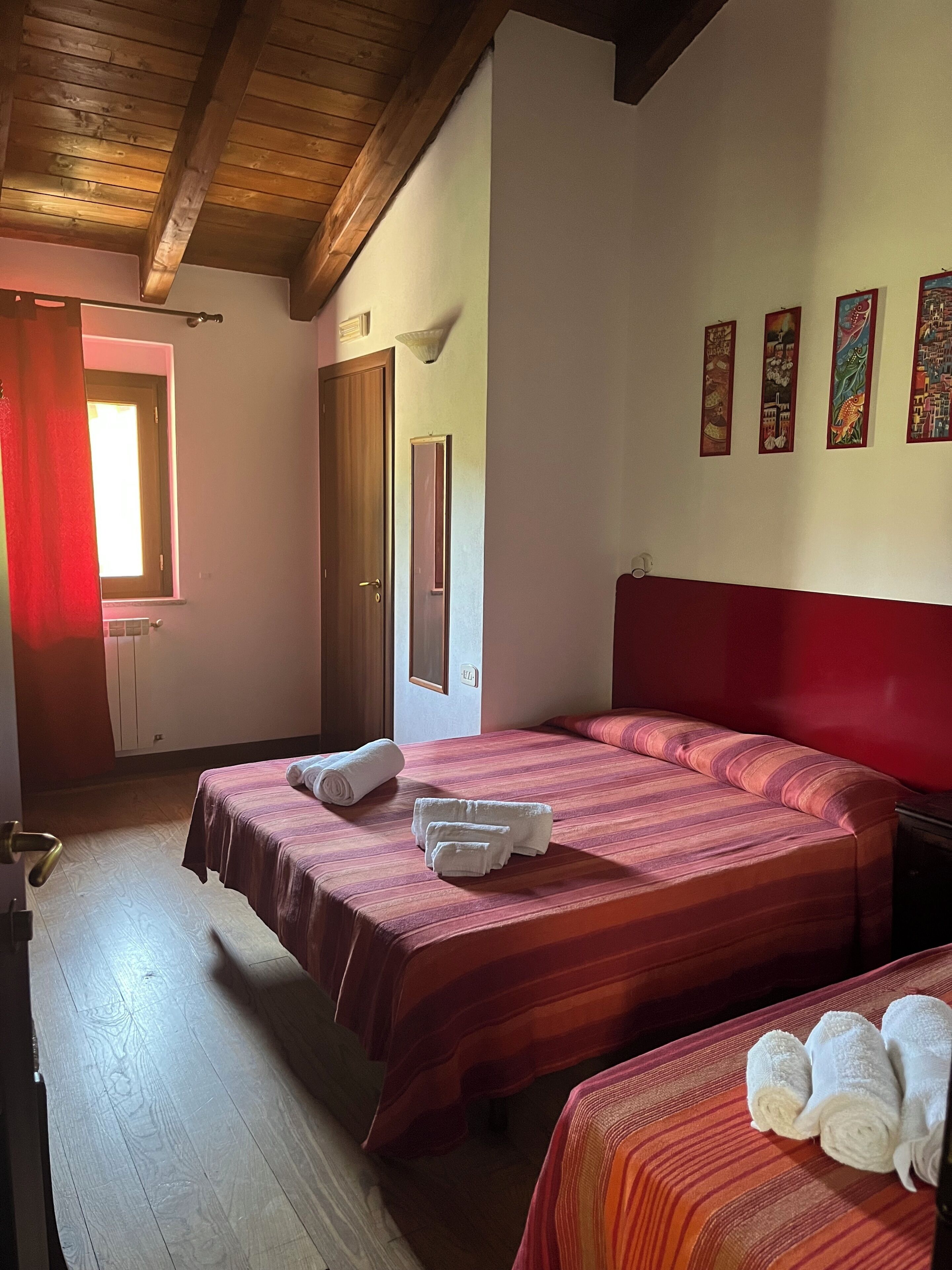 Tripla Classic, vista cortile | Copriletto in piuma, Wi-Fi gratuito, accesso in sedia a rotelle