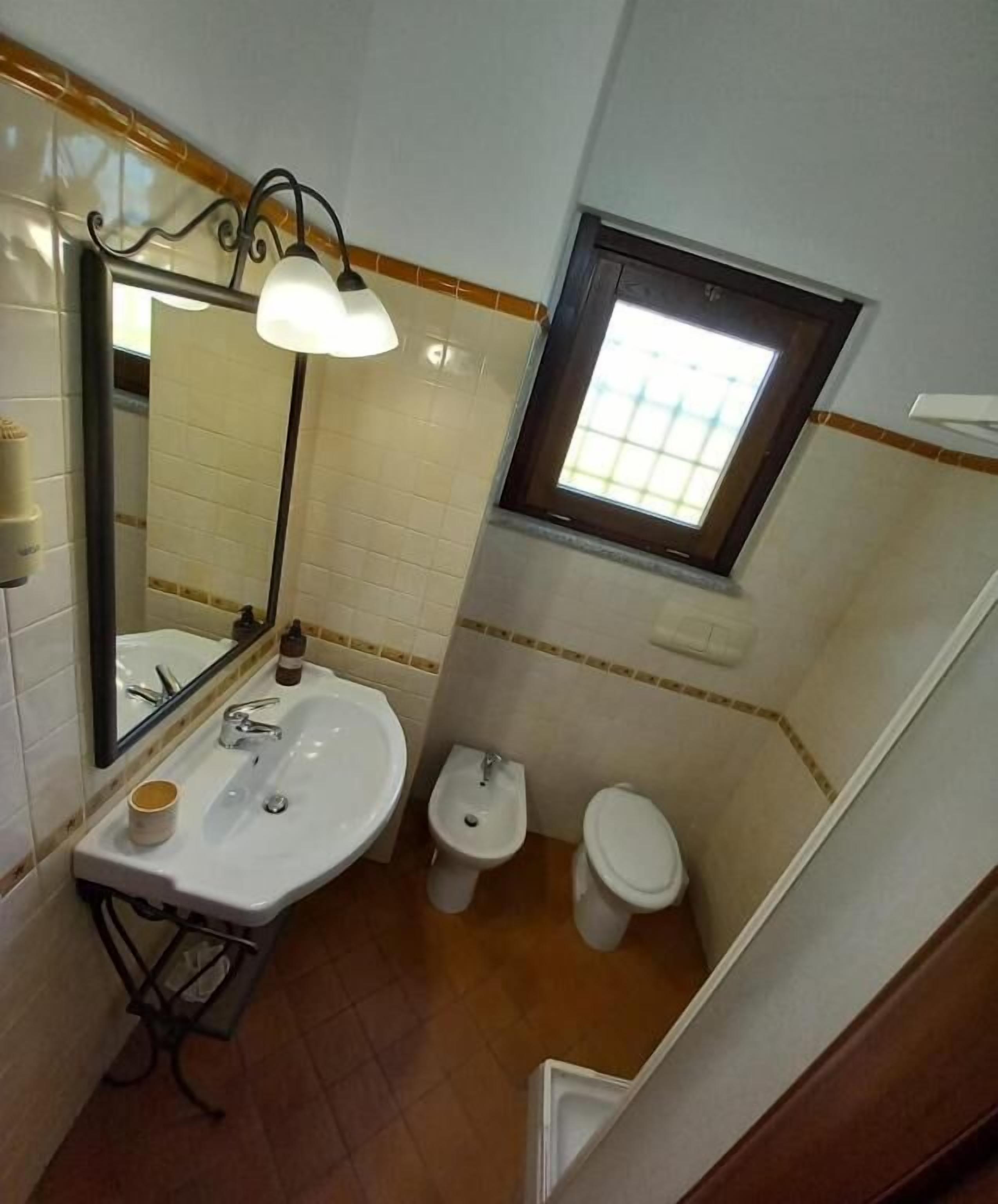 Classic Triple Room, Courtyard View | Bathroom | Shower, free toiletries, hair dryer, towels