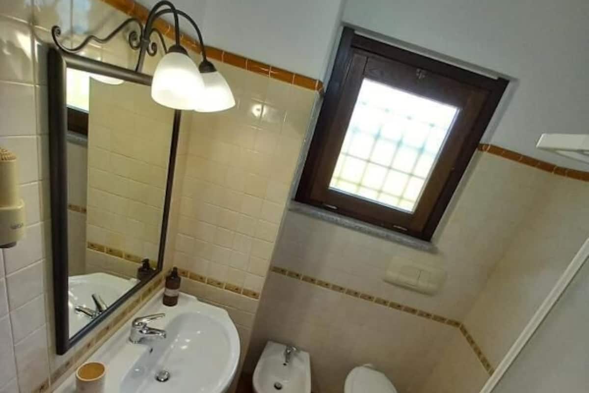 Classic Triple Room, Courtyard View | Bathroom | Shower, free toiletries, hair dryer, towels