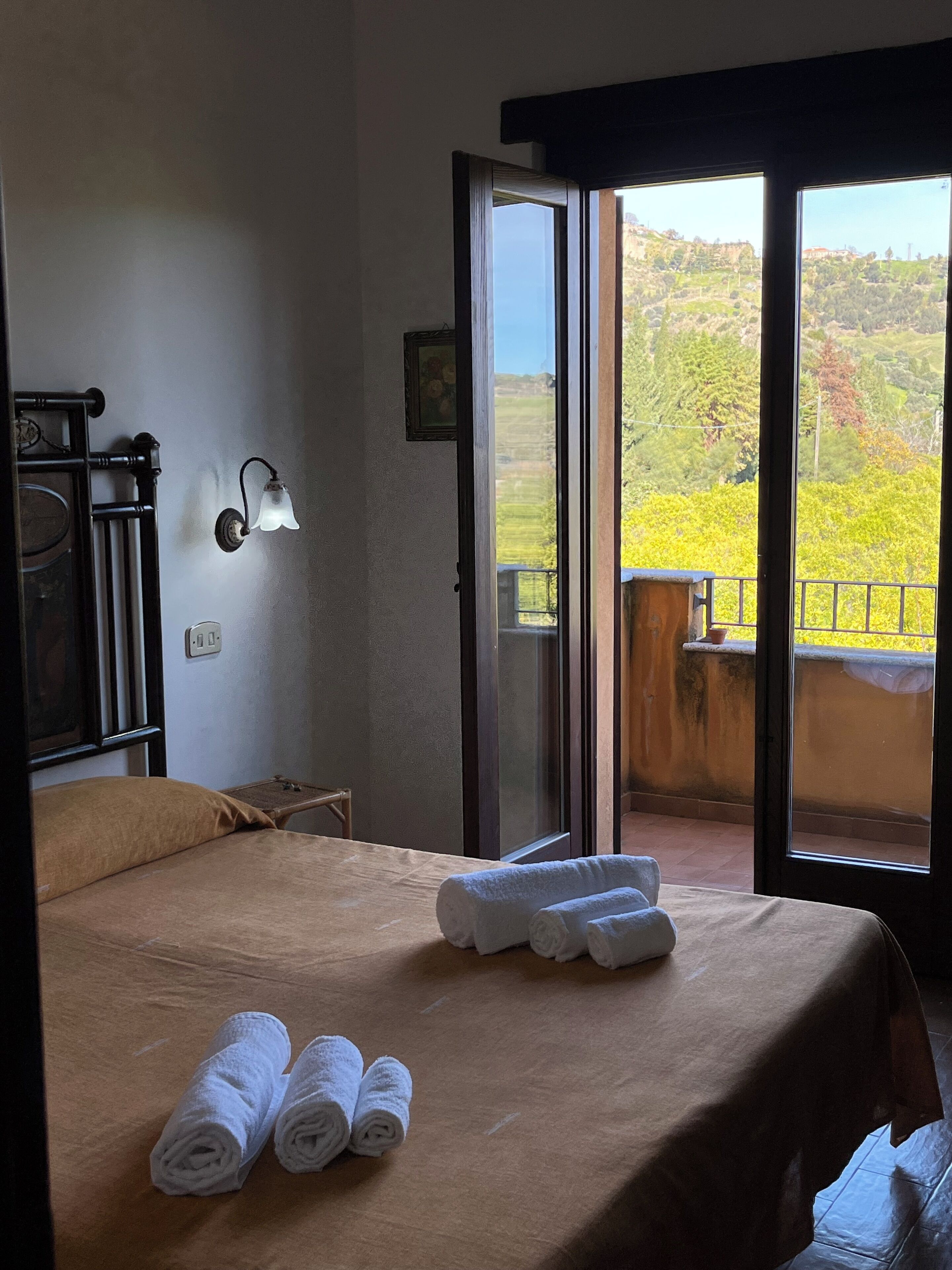 Camera Comfort con letto matrimoniale o 2 letti singoli, 1 letto king, balcone, vista giardino | Copriletto in piuma, Wi-Fi gratuito, accesso in sedia a rotelle