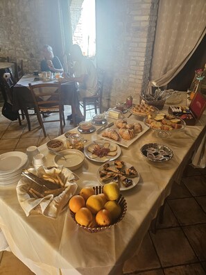 Free daily buffet breakfast 