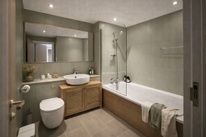 Shower, bidet, towels, soap - Elegant Shoreditch Hideaway | Serene City Studio (London)