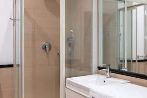 Shower, bidet - Delightful and Cozy Studio Apartment in Central Station (Milan)