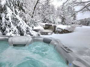 Tina de hidromasaje al aire libre