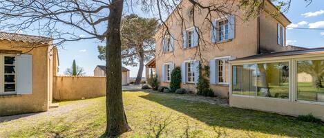 المنشأة من الخارج