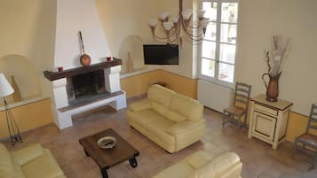 Een televisie, een open haard, videogames en een dvd-speler