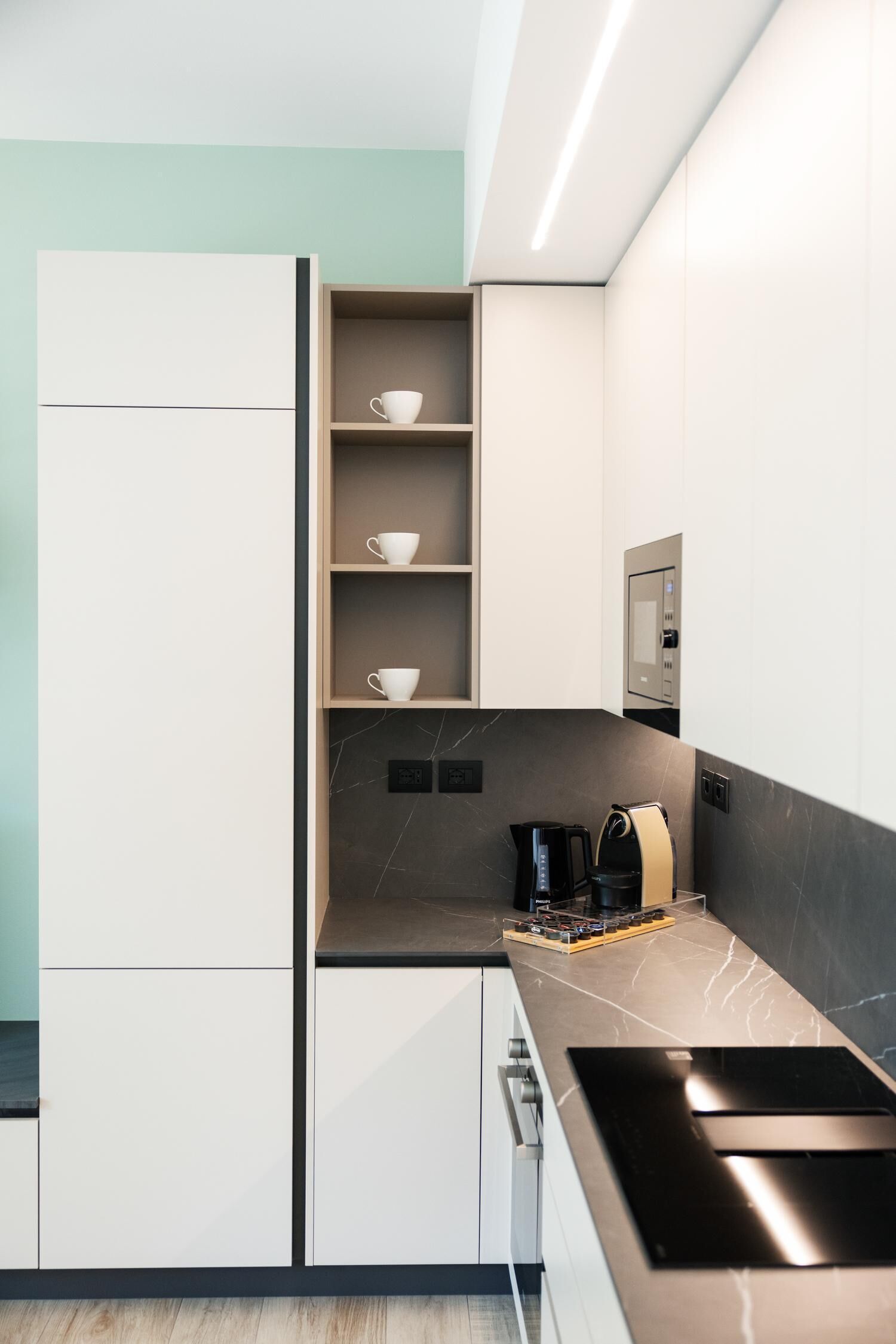 Microwave, oven, dishwasher, coffee/tea maker