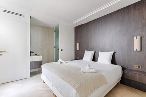 3 habitaciones, tabla de planchar con plancha, wifi y ropa de cama 