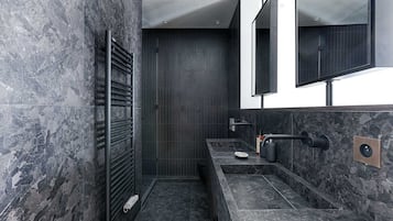 Dusche, Haartrockner, Handtücher