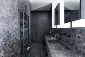 Dusche, Haartrockner, Handtücher