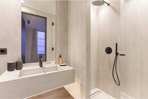 Shower, hair dryer, towels - Luxury Apartment Sentier Montorgueil II (Paris)