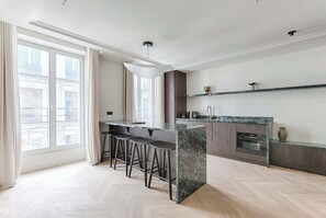 Fridge, microwave, stovetop, dishwasher - Luxury Apartment Sentier Montorgueil II (Paris)