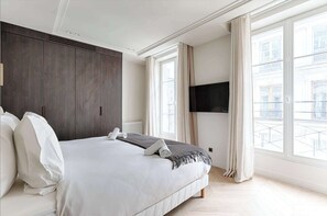 Escritorio, tabla de planchar con plancha, wifi y ropa de cama 