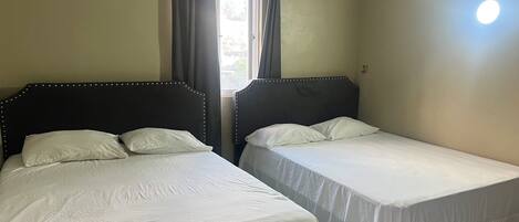 Strykjärn/strykbräda, wi-fi och sängkläder