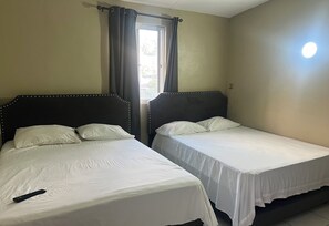 Silitysrauta/-lauta, Wi-Fi, vuodevaatteet