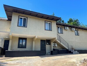 Exterior - Cozy studio with 2 queen size bed in serene Kingston with AC (Kingston)