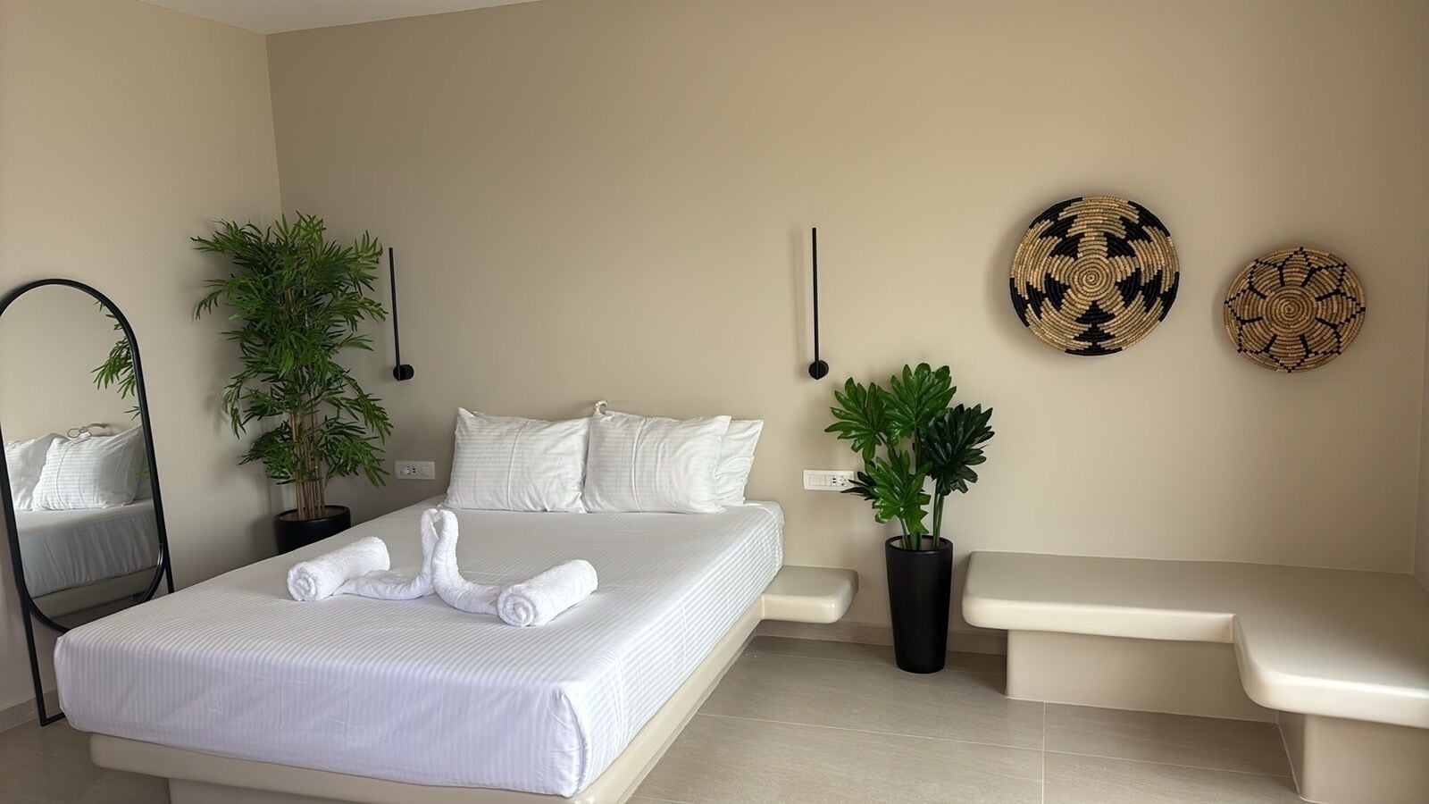 客房内保险箱、笔记本电脑工作区、遮光窗帘、隔音