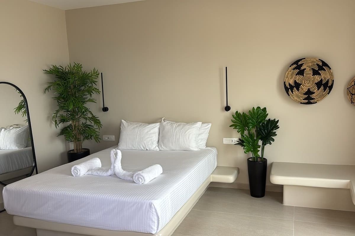 Caja fuerte, espacio para trabajar con un portátil, cortinas opacas