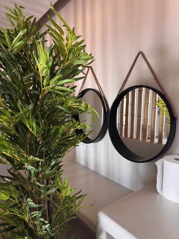 Design lakosztály, 1 queen (nagyméretű) franciaágy, részleges kilátással a tengerre, földszinti | Széf a szobában és laptophoz jól használható munkafelület