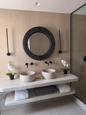 Suite Design, 1 grand lit, vue partielle sur la mer, rez-de-chaussée | Salle de bain | Séchoir à cheveux, pantoufles, serviettes fournies, savon