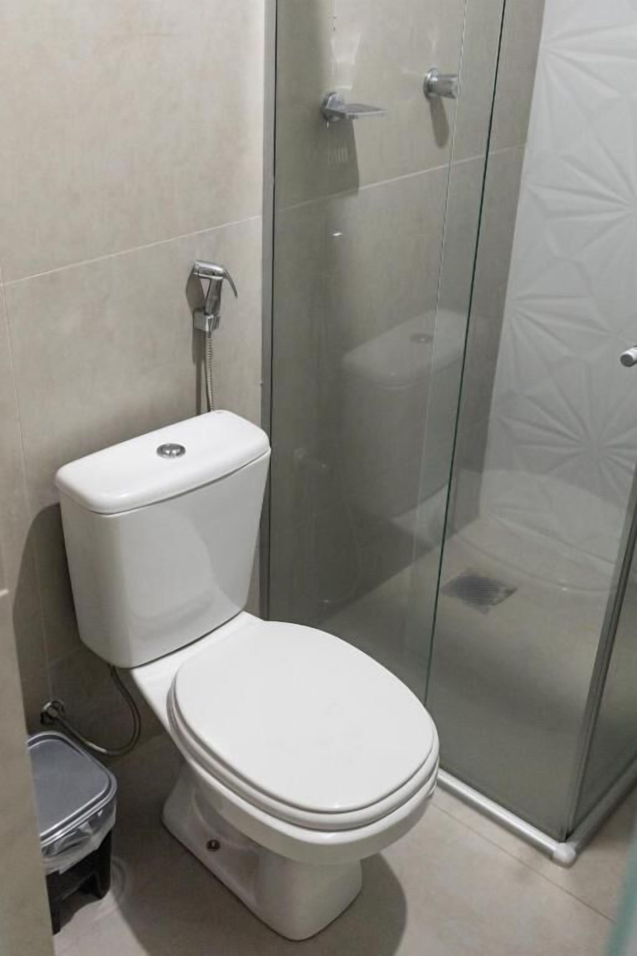 Quarto casal conforto, sacada, vista para o jardim | Banheiro
