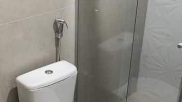 Quarto casal conforto, sacada, vista para o jardim | Banheiro