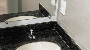 Dobbeltrom – comfort, balkong, hageutsikt | Bad