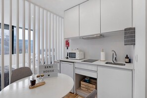Fridge, microwave, stovetop, coffee/tea maker - Seni's House – Modern Apartment in Porto (Porto)