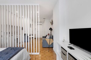 1 bedroom, iron/ironing board, WiFi, bed sheets - Seni's House – Modern Apartment in Porto (Porto)