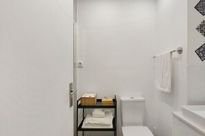 Shower, hair dryer, towels - Seni's House – Modern Apartment in Porto (Porto)