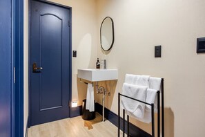 Secadora de cabello, bidet, toallas, jabón 