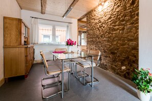 Dining - Cozy adobe half-timbered house with fireplace (Osterode am Harz)