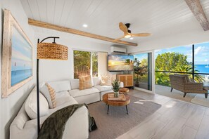 TV, fireplace - Beautiful Key Largo Home sleeps 10 (Key Largo)