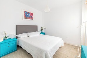 Tabla de planchar con plancha, wifi y ropa de cama 