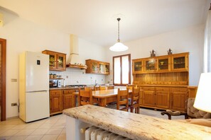 Fridge, microwave, oven, stovetop - Dimora Magnolia -apeliving- Pellestrina Ve (Venezia)