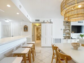 Dining - Book your tropical stay in a 2 bedroom condo directly on the Gulf of Mexico (Fort Myers Beach)