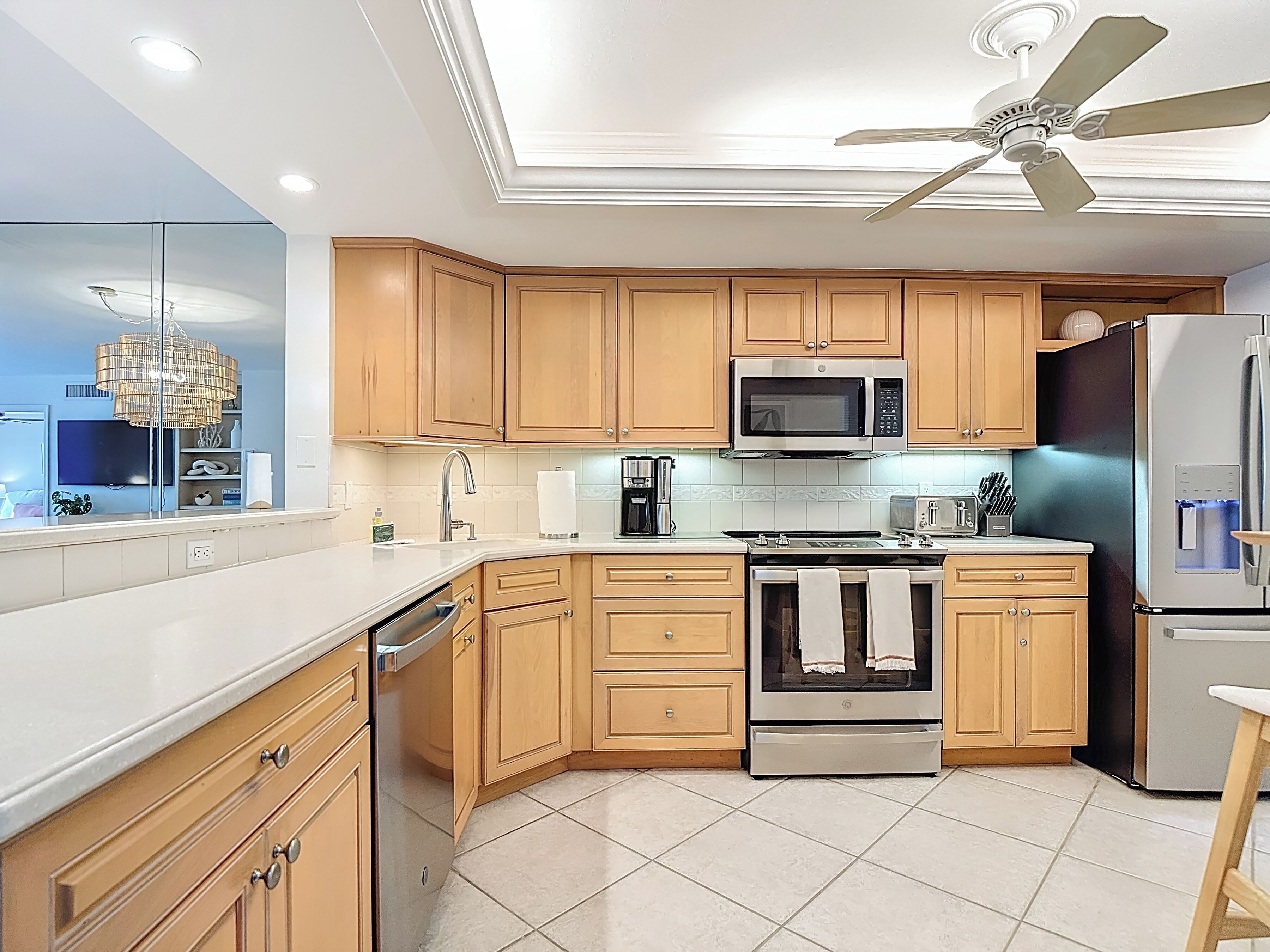 Coffee/tea maker, fridge, microwave, oven